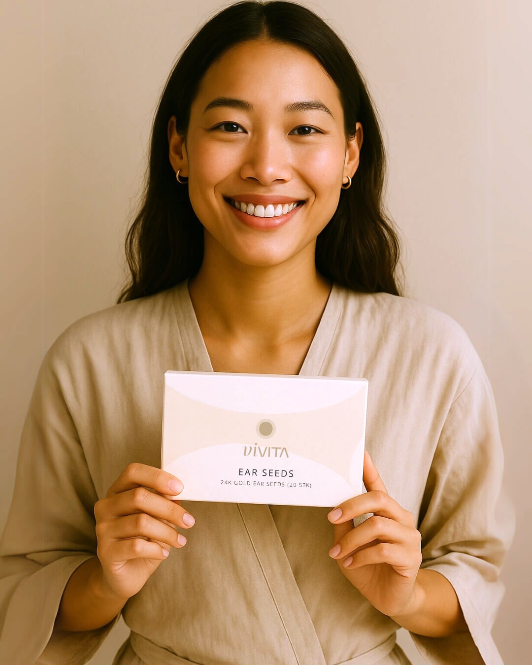 Vivvita model holding packaging box